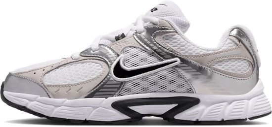 Witte Nike sneaker met zilverkleurige accenten en een zwarte swoosh.