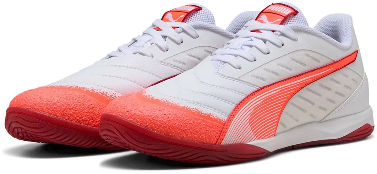 Witte Puma zaalvoetbalschoenen met oranje accenten, ontworpen voor snelheid en wendbaarheid, maat EU 40.