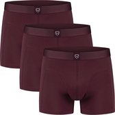 Drie bordeauxrode boxershorts met donkere tailleband met logo, gerangschikt in een trapvorm.