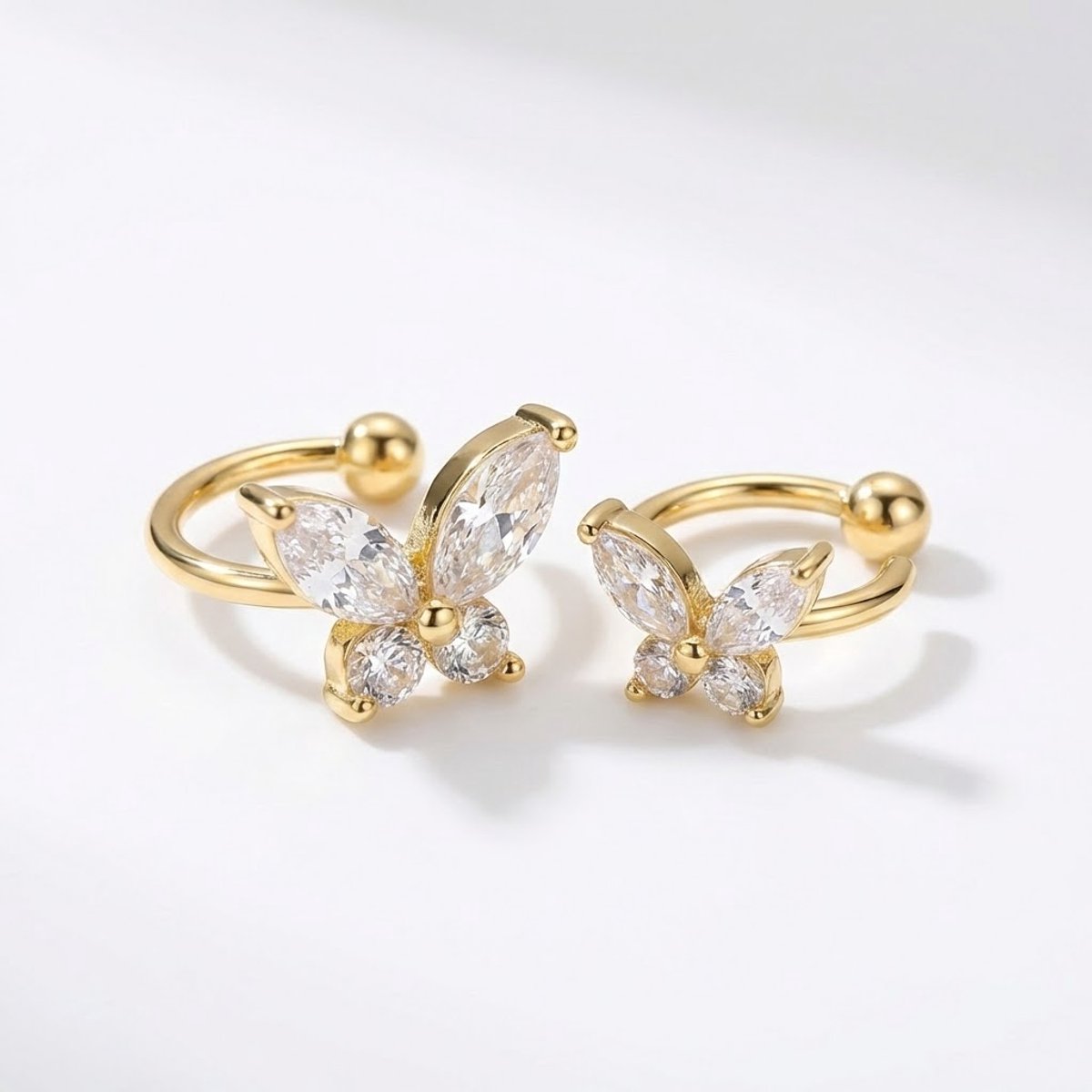 Goudkleurige ear cuff oorbellen met vlinder hanger en steentjes voor dames – set zonder gaatjes