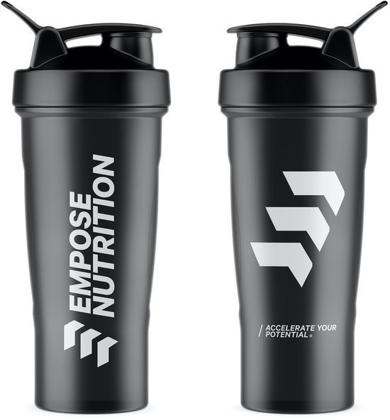 Zij-aanzicht van twee zwarte shakers. Links de tekst 'EMPOSE NUTRITION' met logo, rechts het logo en tekst 'ACCELERATE YOUR POTENTIAL'.