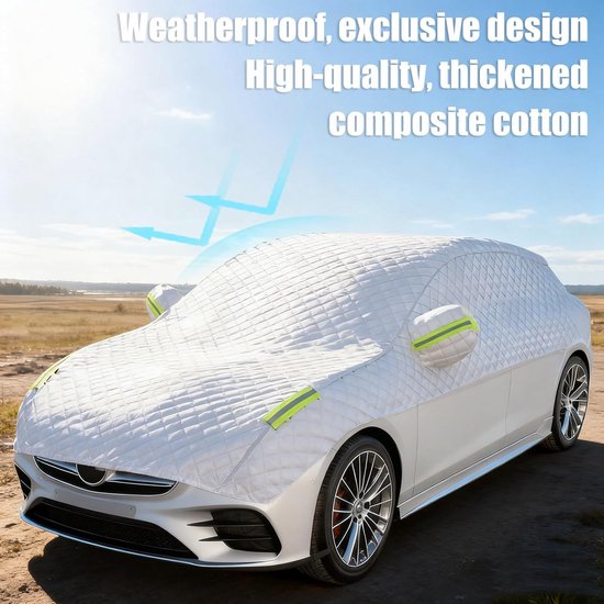 Witte, waterdichte autohoes met een gewatteerd patroon en reflecterende strips op de spiegels, geparkeerd onder een zonnige hemel.