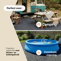Tapis gris foncé utilisé près d'un camping-car pour le camping et près d'une piscine