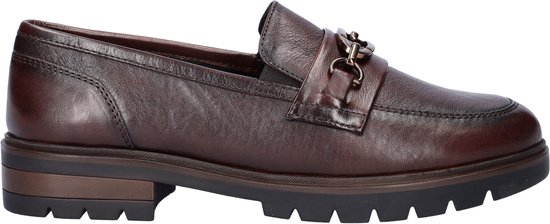 Bruine leren loafer met gouden bit en dikke zool.