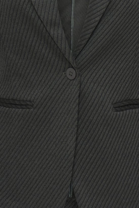Close-up van de textuur en de knoopsluiting van een zwarte ICHI blazer met diagonaal patroon.