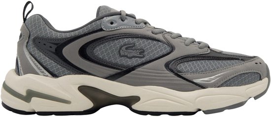 Grijze Lacoste sneaker met mesh en suède details. De sneaker heeft een dikke, crèmekleurige zool en een zwarte accentuering.