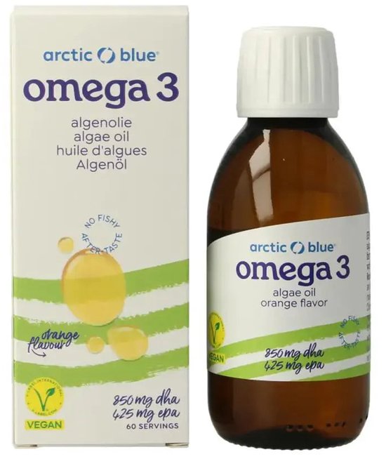 Witte kartonnen verpakking en bruin glazen flesje Arctic Blue Omega 3 met oranje label. De verpakking toont een illustratie van gele druppels en tekst over oranje smaak, vegan en dosering.