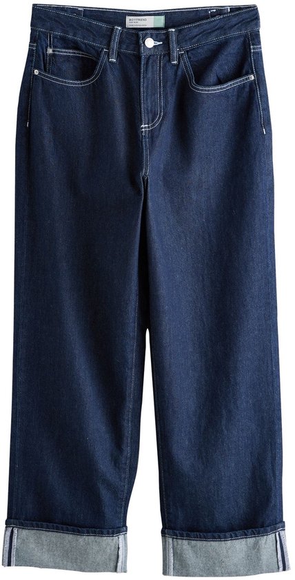 Donkerblauwe boyfriend jeans met wijde pijpen, omgeslagen zomen en witte stiksels op een witte achtergrond.