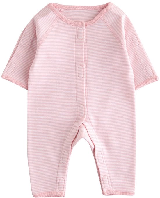 Roze gestreept baby pakje met lange mouwen en drukknoopjes.