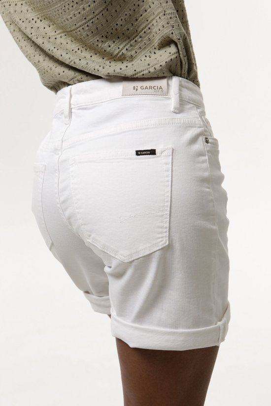 Close-up van een witte denim short met opgerolde zoom en Garcia-label.