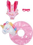 Baby born zwemkleding, hartjes zonnebril en een roze glitter zwemband in eenhoornvorm.