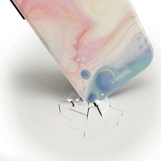 Telefoonhoesje met bubble swirl print in roze, wit, blauw en groen met gouden accenten, dat op een gebroken oppervlak valt.