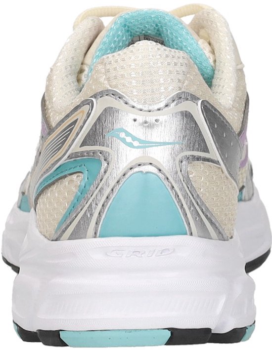 Achterkant van crème Saucony sneakers met zilveren en lichtblauwe accenten.