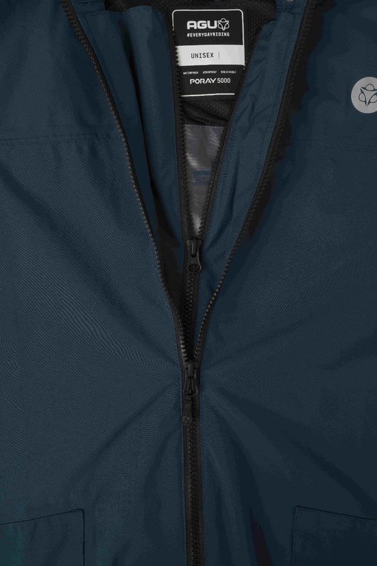 Detail van een open geritste donkerblauwe jas met AGU logo en label.