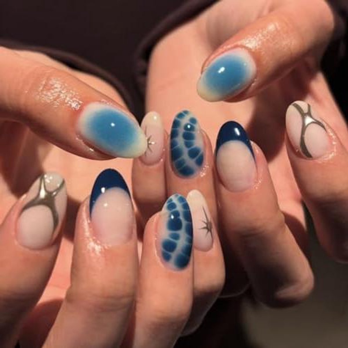 24 stuks blauwe press-on nagels - korte amandelvorm - blauwe ombre design