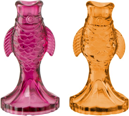 Twee glazen visvormige kaarshouders, één roze en één oranje, op een witte achtergrond.