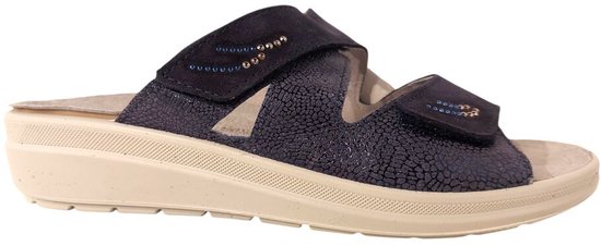 Donkerblauwe Rohde slipper met klittenbandsluiting, bewerkte banden en beige zolen.