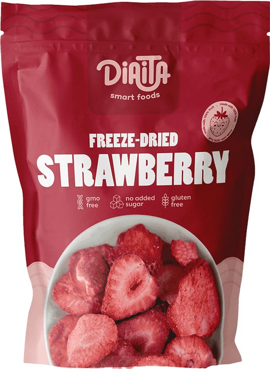 Rode verpakking met 'Diaita smart foods' logo. Centraal 'FREEZE-DRIED STRAWBERRY' in grote letters. Onder meer 'gmo free', 'no added sugar', 'gluten free'. Een kom met plakjes gevriesdroogde aardbeien.