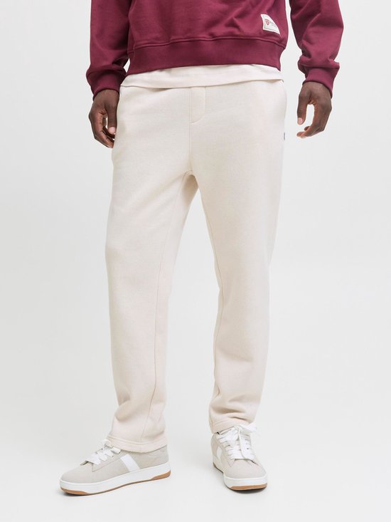 Man draagt crème joggingbroek, close-up.