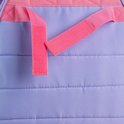 Detail van de paarse, gewatteerde achterkant van een rugzak met roze banden en klittenbandsluiting.