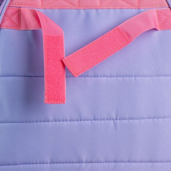 Detail van de paarse, gewatteerde achterkant van een rugzak met roze banden en klittenbandsluiting.