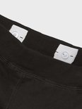 Sluiting met knoop en lus aan de binnenkant van de zwarte joggingbroek, voor verstelbare taille.