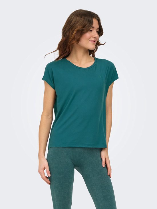 Model met een donkergroen Only Play t-shirt met korte mouwen, logo op de borst.