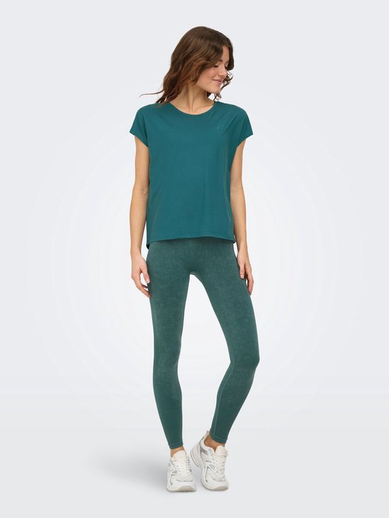 Model met donkergroen Only Play t-shirt en legging, van voren gezien.