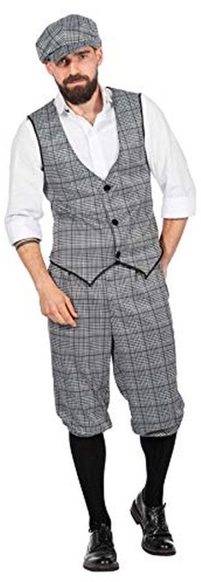 Man in jaren 20 stijl: grijs glencheck gilet en knickerbocker broek, wit overhemd, platte pet, zwarte sokken en schoenen.