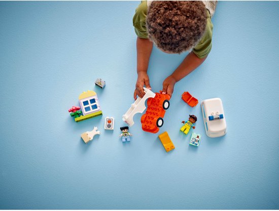 LEGO DUPLO Ambulance avec chauffeur pour faire semblant de jouer - 10447