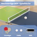 Tafeltennisnet met blauwe en groene speelhelften. Twee rode batjes, twee witte ballen en net.