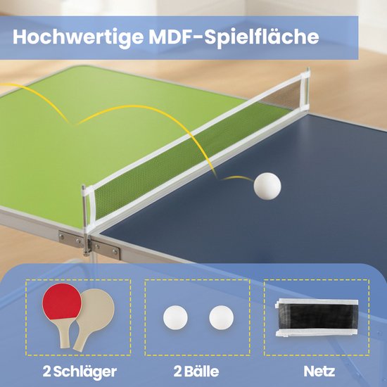 Tafeltennisnet met blauwe en groene speelhelften. Twee rode batjes, twee witte ballen en net.