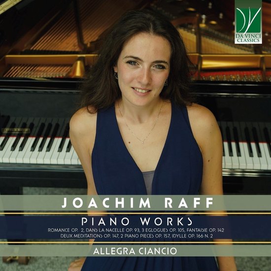 Pianiste Allegra Ciancio, gekleed in een donkerblauwe jurk, zit voor een vleugel. "Joachim Raff Piano Works"