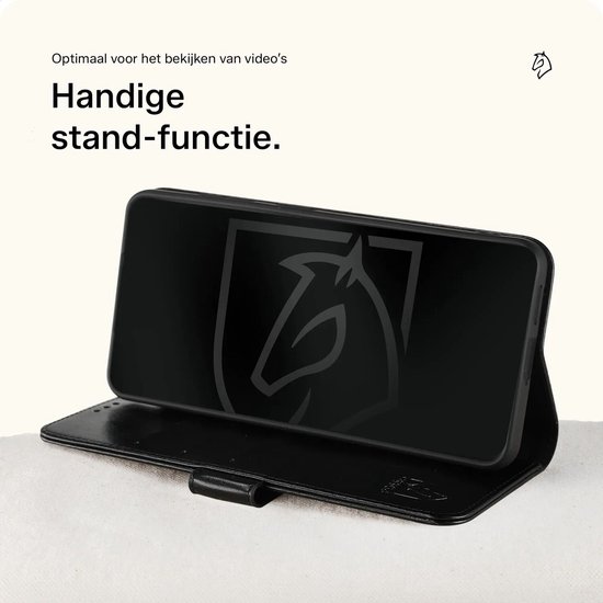Zwarte portemonnee telefoonhoes met telefoon in standfunctie, ideaal voor videokijken.