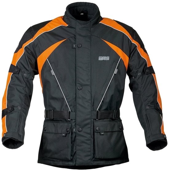 Zwarte motorjas met oranje accenten op de schouders en armen. Met riem aan de taille en vier zakken op de voorkant.