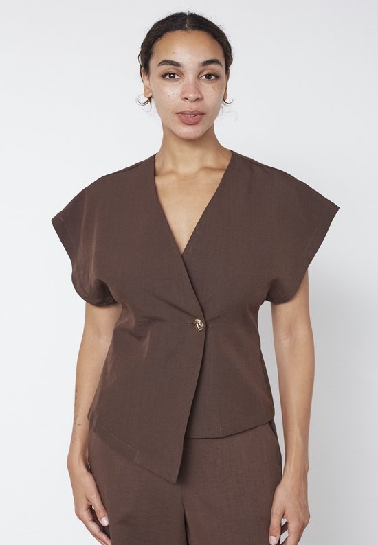 Mannequin portant un gilet marron avec encolure en V et manches courtes, avec un bouton doré sur le devant.