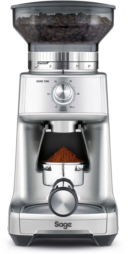 Zilverkleurige Sage koffiemolen met bonenreservoir bovenaan en filterdrager met gemalen koffie vooraan.