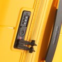 Gouden gele koffer met TSA-slot en ritssluiting. "AMERICAN TOURISTER" opschrift.