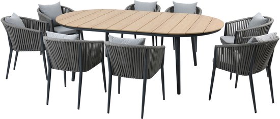 Ensemble de jardin avec table ovale aspect bois et huit chaises grises tressées avec coussins.