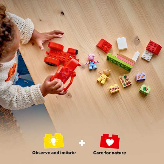 Kind speelt met losse LEGO Duplo Peppa Pig blokken en voertuigen.