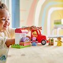 Kind speelt met LEGO Duplo Peppa Pig tractor, marktkraam, Peppa en George.