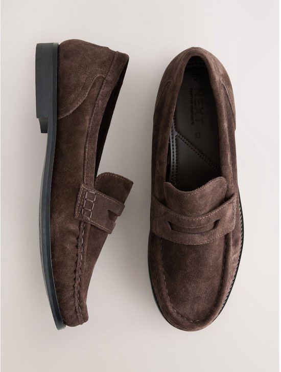 Bruine suède loafers met een dubbele band en stiksels.