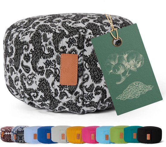 Rond meditatiekussen met zwart-wit paisley-patroon en bruin lederen label.