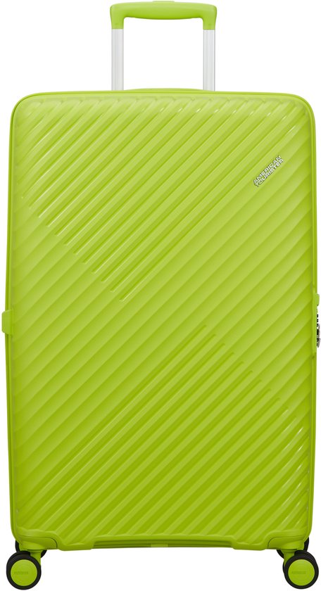 Lichtgroene koffer met diagonaal gestreept patroon, logo American Tourister en vier wielen.