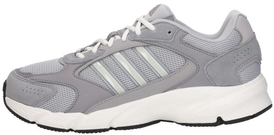 Grijze Adidas sneaker met witte veters, lichtgrijze strepen en witte zolen.