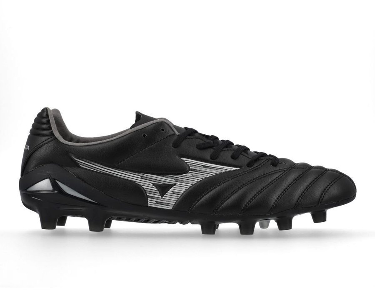 Zwarte Mizuno Monarcida Neo Pro MD voetbalschoenen met grijze details, ontworpen voor optimale prestaties op het veld.