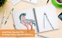Schetsboek met een roze eenhoorn met vleugels, getekend met markers. Textiel en kantoormateriaal liggen eromheen.