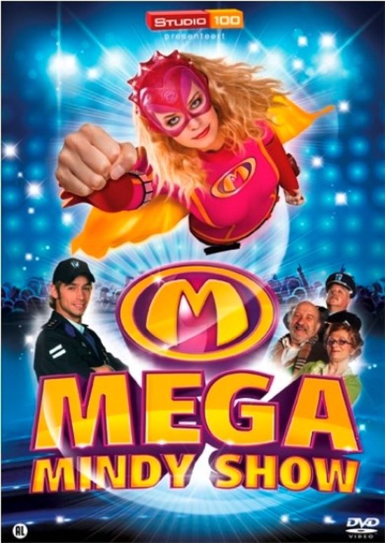 DVD-hoes van de Mega Mindy Show, met Mega Mindy in een roze superheldenpak met gele cape, vliegend. Naast haar een man in politieuniform.