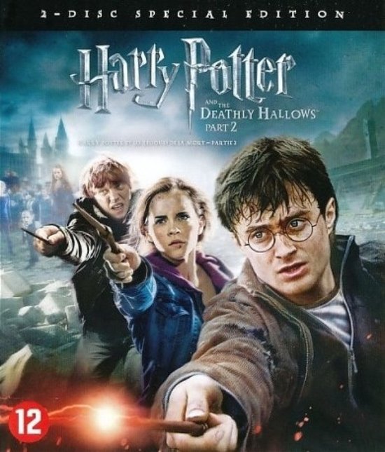 Harry Potter, Ron en Hermelien met toverstokken in de hand, met op de achtergrond "Harry Potter and the Deathly Hallows Part 2". Leeftijdsindicatie 12.