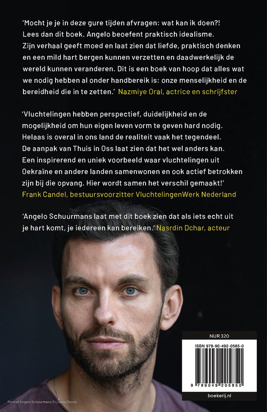 Achterkant van een boek met portret van een man. Tekst met citaten en informatie over het boek.